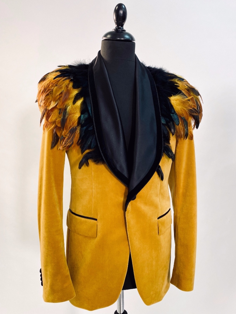 Желтый бархатный пиджак с черными перьями