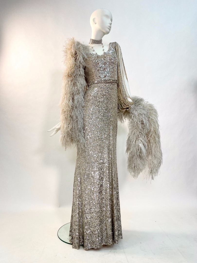 Серебряное платье в стиле тридцатых годов