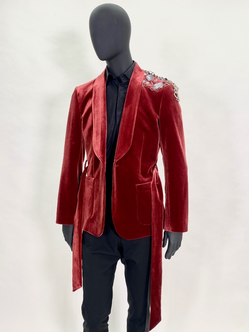 Красный бархатный пиджак с поясом и эполетом