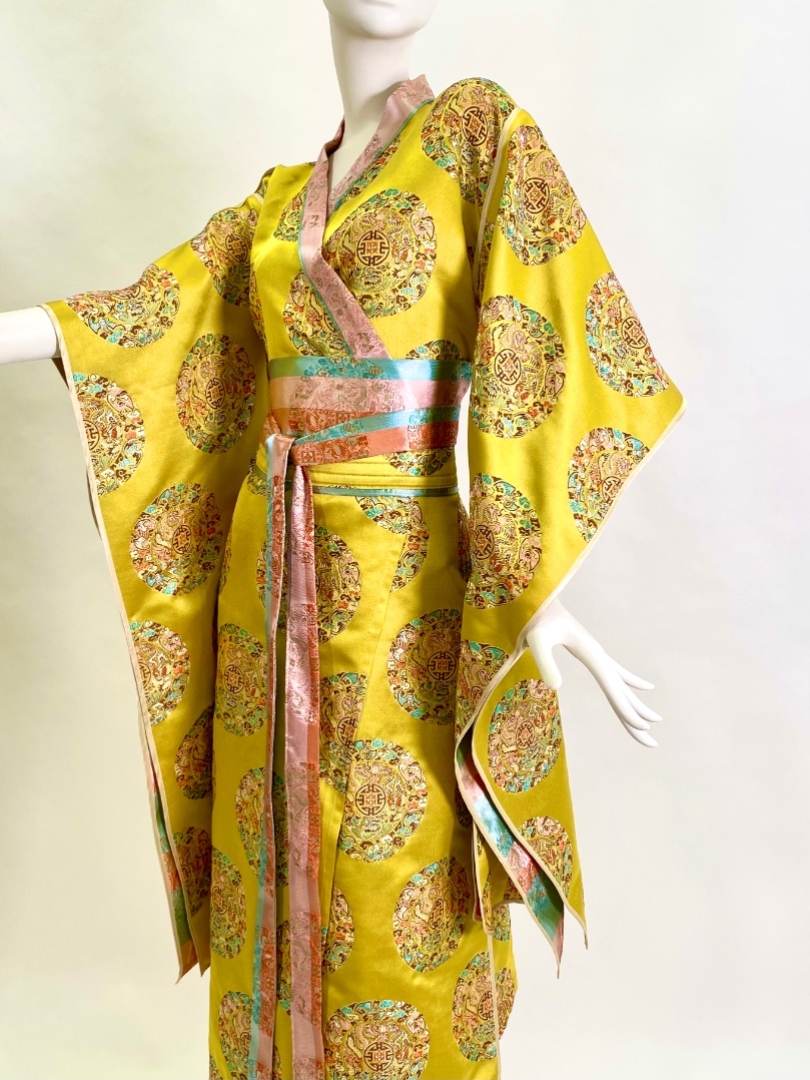 Шелковое женское кимоно в китайском стиле