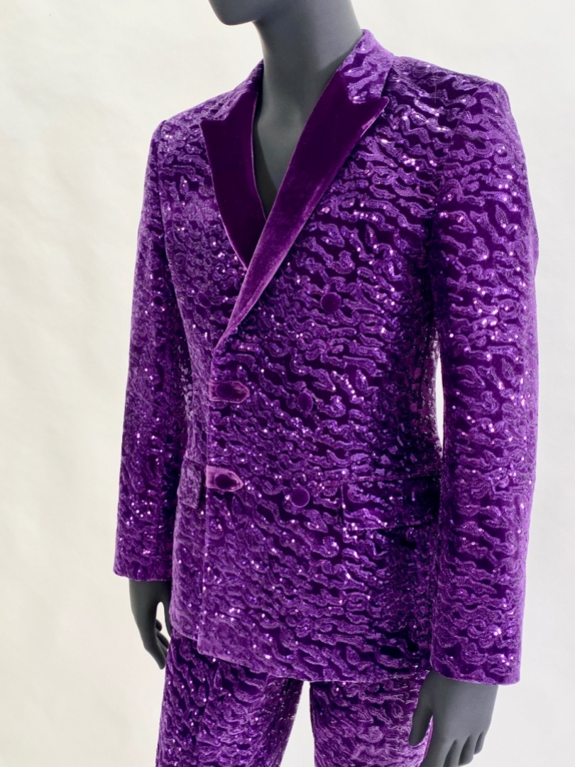 Двубортный фиолетовый мужской костюм 