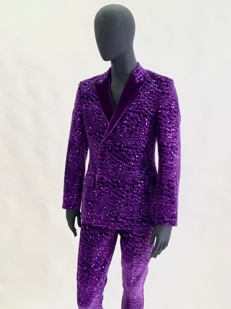 Двубортный фиолетовый мужской костюм 