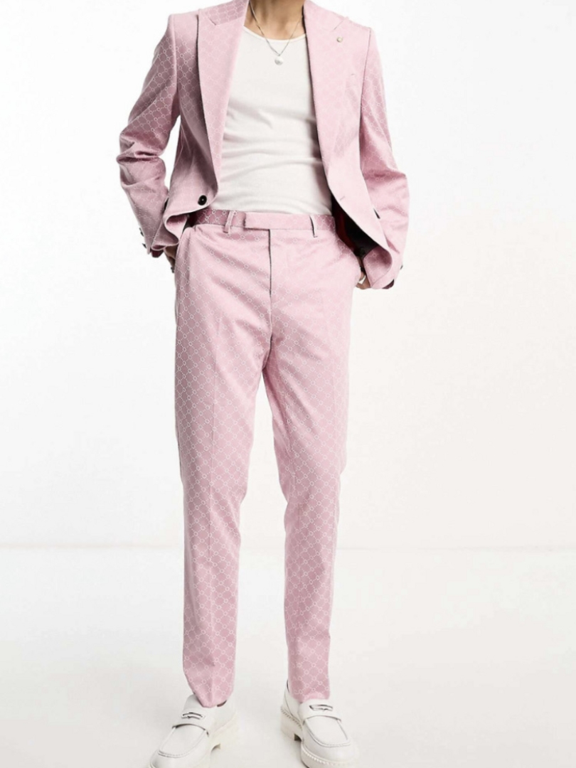 Светло-розовый мужской костюм с белым принтом