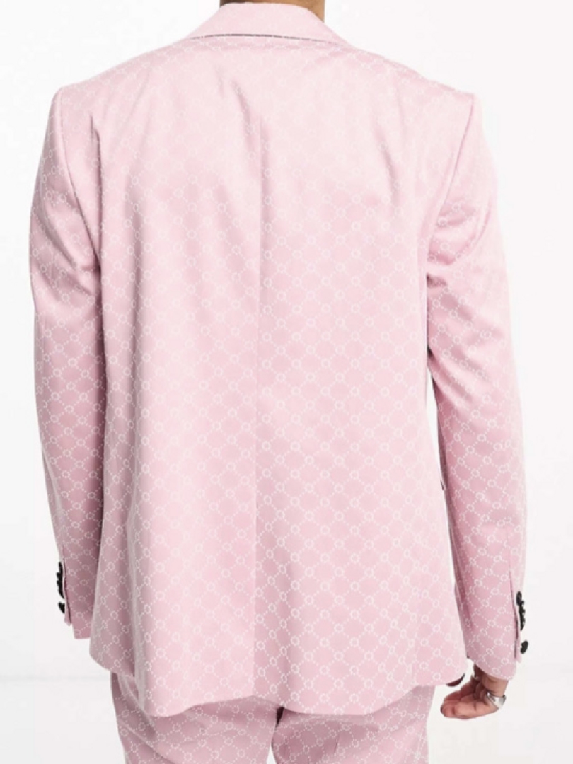 Светло-розовый мужской костюм с белым принтом